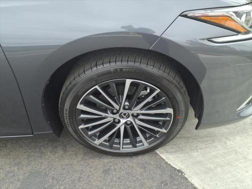 2025 Lexus ES 300h Base