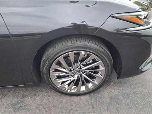 2025 Lexus ES 300h Luxury