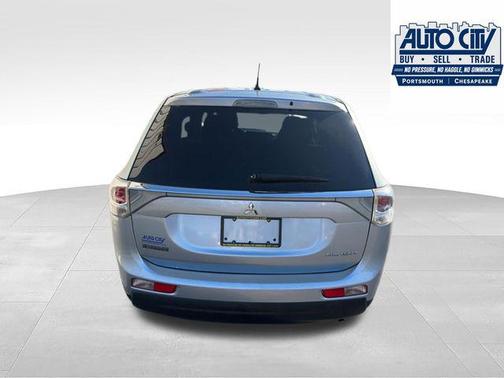 Cool Silver Metallic 2014 Mitsubishi Outlander ES