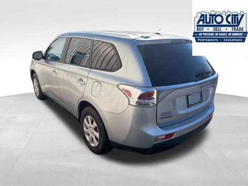 Cool Silver Metallic 2014 Mitsubishi Outlander ES