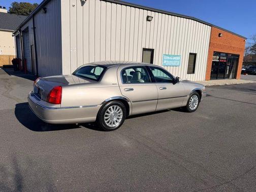 2003 Lincoln Town Car Signature