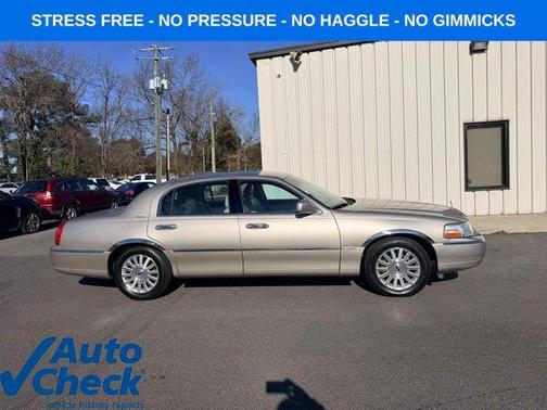 Light Parchment Gold Clearcoat 2003 Lincoln Town Car Signature