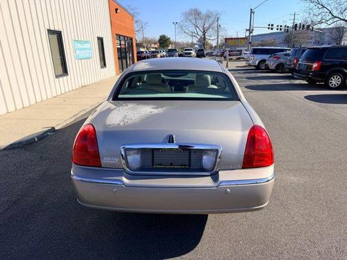 2003 Lincoln Town Car Signature