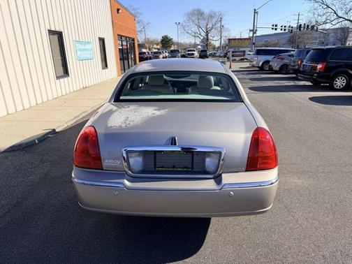 2003 Lincoln Town Car Signature