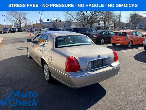Light Parchment Gold Clearcoat 2003 Lincoln Town Car Signature