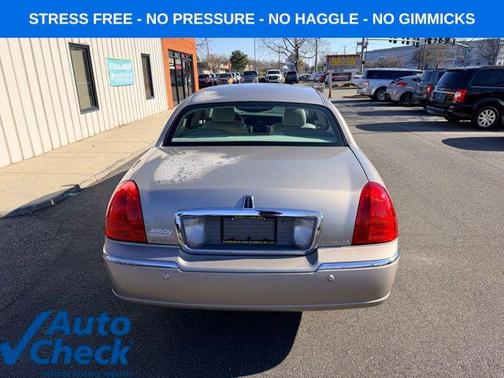 Light Parchment Gold Clearcoat 2003 Lincoln Town Car Signature