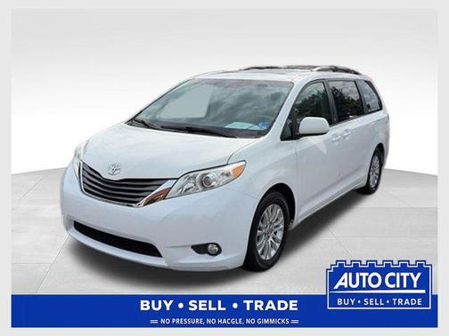 Super White 2014 Toyota Sienna XLE