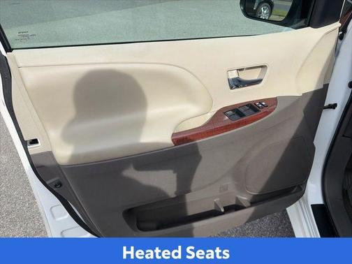 Super White 2014 Toyota Sienna XLE
