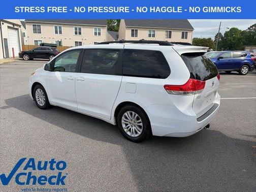Super White 2014 Toyota Sienna XLE