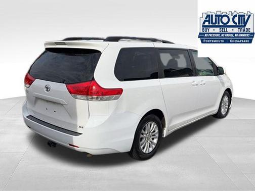 Super White 2014 Toyota Sienna XLE
