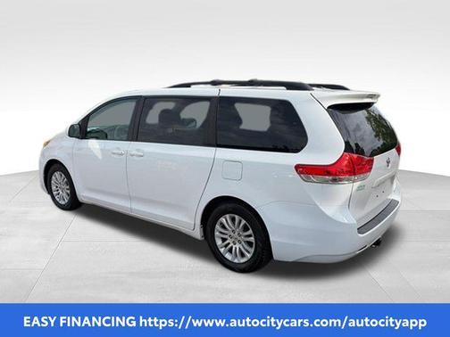 Super White 2014 Toyota Sienna XLE