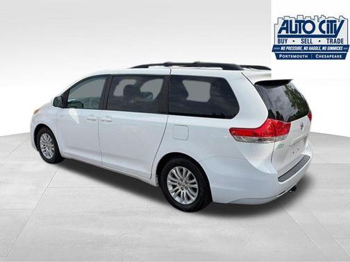 Super White 2014 Toyota Sienna XLE