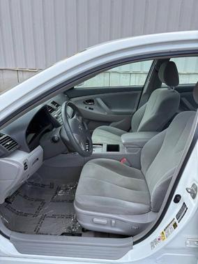 Super White 2009 Toyota Camry Hybrid SE