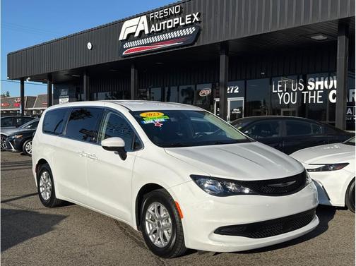2023 Chrysler Voyager LX