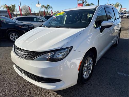 2023 Chrysler Voyager LX