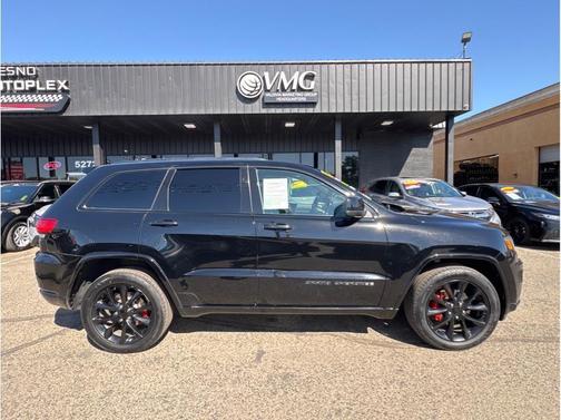 Diamond Black Crystal Pearlcoat 2020 Jeep Grand Cherokee Altitude