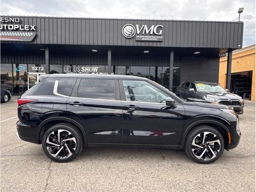 Black 2024 Mitsubishi Outlander SE