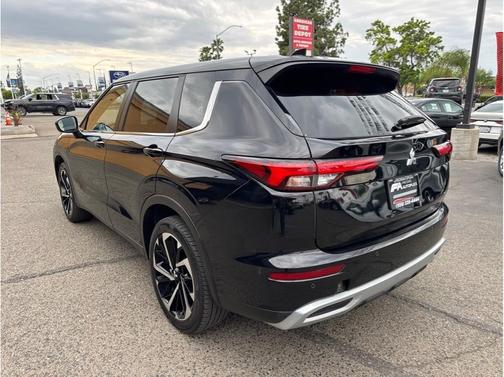 Black 2024 Mitsubishi Outlander SE