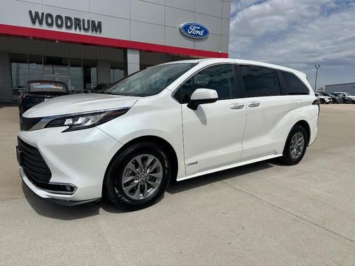 2021 Toyota Sienna XLE