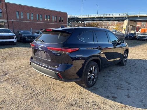 2022 Toyota Highlander Hybrid XLE