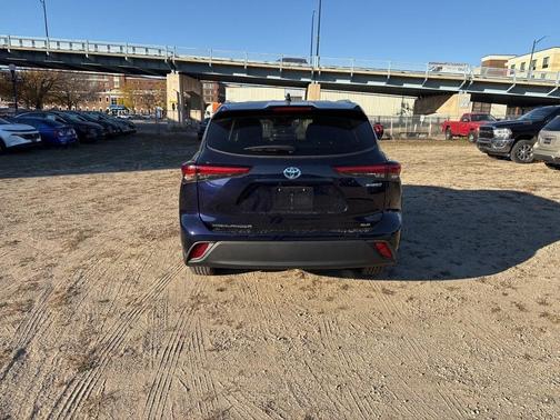 2022 Toyota Highlander Hybrid XLE