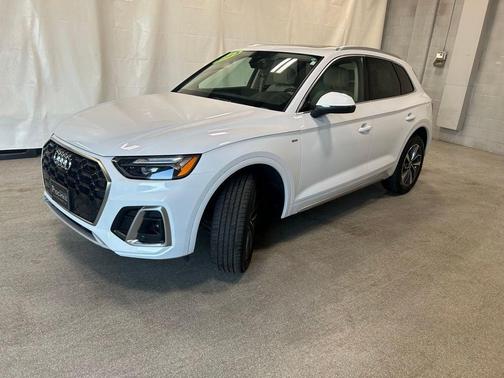 Glacier White Metallic 2023 Audi Q5 45 S line quattro Premium