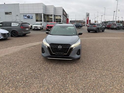 2023 Nissan Kicks SR