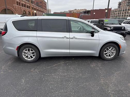 2024 Chrysler Pacifica Touring-L