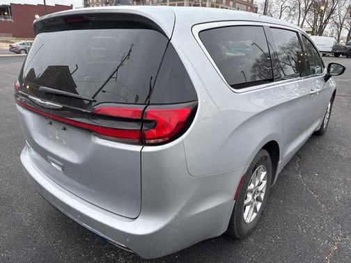 2024 Chrysler Pacifica Touring-L