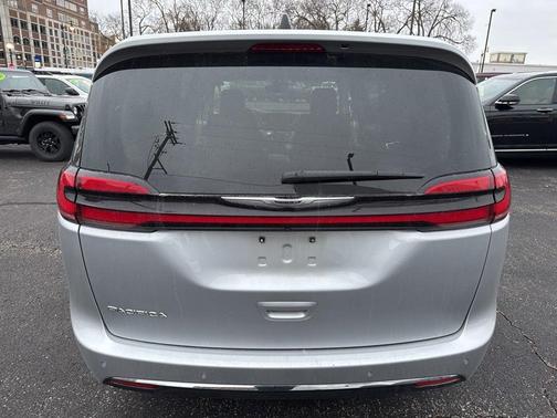 2024 Chrysler Pacifica Touring-L