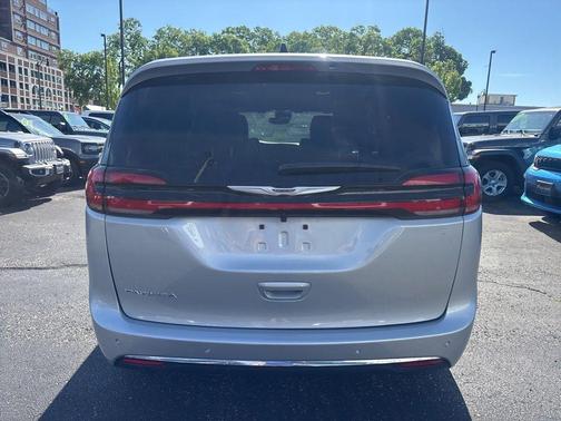 Silver Mist Clearcoat 2026 Chrysler Pacifica Select
