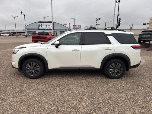2024 Nissan Pathfinder SV