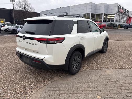 2024 Nissan Pathfinder SV