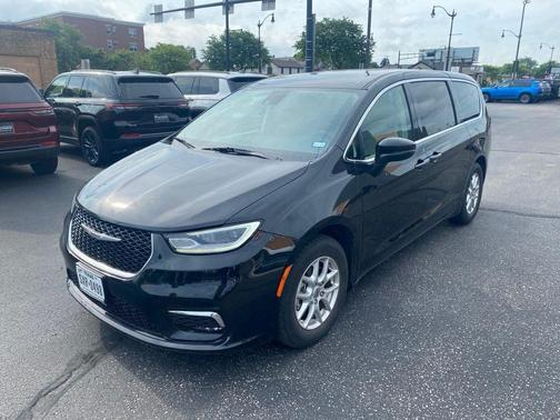 Brilliant Black Crystal Pearlcoat 2023 Chrysler Pacifica Touring-L