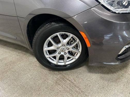 2023 Chrysler Pacifica Touring-L