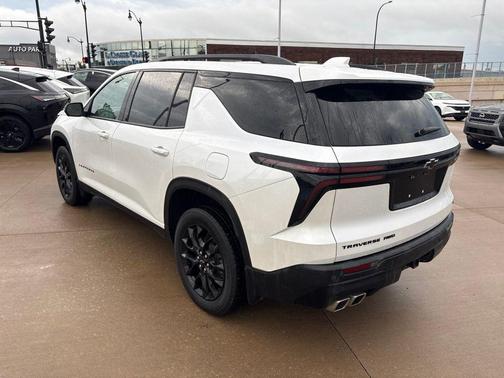 Iridescent Pearl Tricoat 2024 Chevrolet Traverse LT