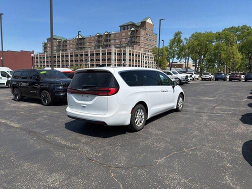 Bright White Clearcoat 2023 Chrysler Pacifica Touring-L