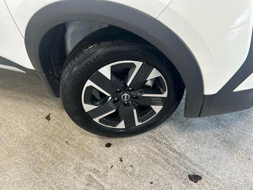 Aspen White Tri 2025 Nissan Kicks SV