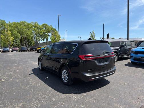 Brilliant Black Crystal Pearlcoat 2023 Chrysler Pacifica Touring-L