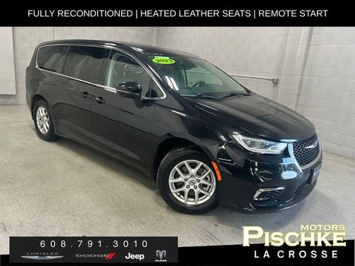 Brilliant Black Crystal Pearlcoat 2023 Chrysler Pacifica Touring-L