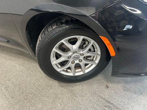Brilliant Black Crystal Pearlcoat 2023 Chrysler Pacifica Touring-L