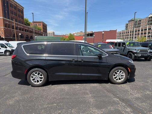 Brilliant Black Crystal Pearlcoat 2023 Chrysler Pacifica Touring-L