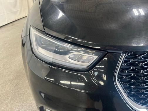 Brilliant Black Crystal Pearlcoat 2023 Chrysler Pacifica Touring-L