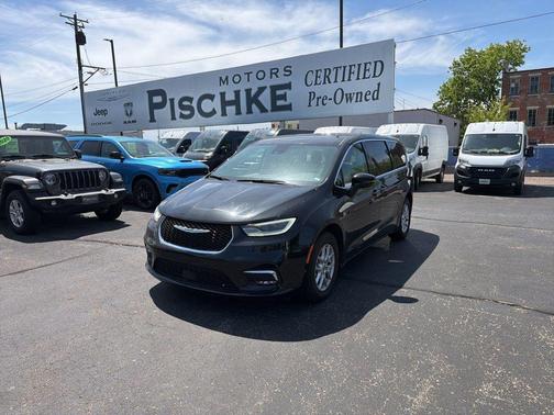 Brilliant Black Crystal Pearlcoat 2023 Chrysler Pacifica Touring-L
