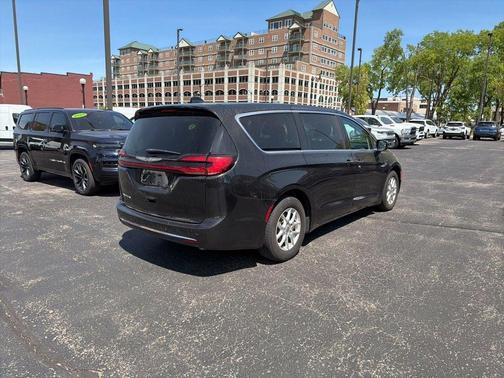 Brilliant Black Crystal Pearlcoat 2023 Chrysler Pacifica Touring-L