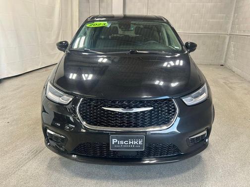 Brilliant Black Crystal Pearlcoat 2023 Chrysler Pacifica Touring-L