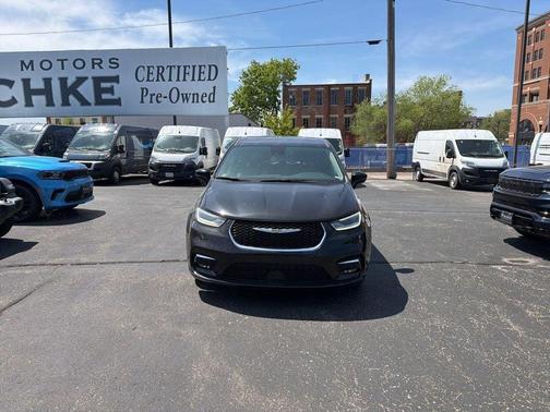 Brilliant Black Crystal Pearlcoat 2023 Chrysler Pacifica Touring-L
