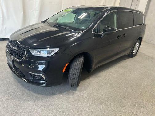 Brilliant Black Crystal Pearlcoat 2023 Chrysler Pacifica Touring-L