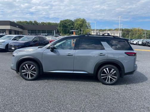 Super Black 2025 Nissan Pathfinder Platinum