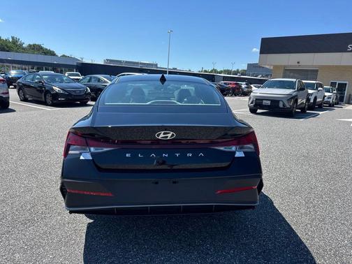 Abyss Black 2026 Hyundai ELANTRA SE